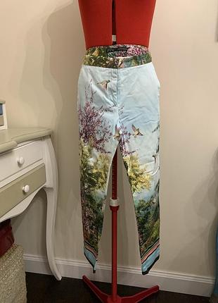 Красиві брюки з яскравим принтом zara