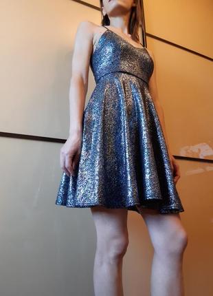 Яркое классное платье, сверкает, переливается new look