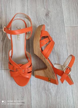Оранжевые босоножки 39 размера