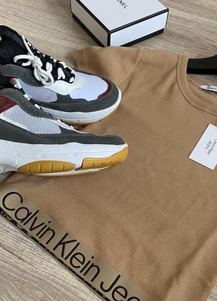 Стильний топ calvin klein, футболка calvin klein, жіночий одяг calvin klein,