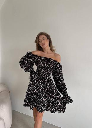 Платье в цветочек короткое мини с открытыми плечами с рукавами фонариками корсетная талия резинка красное чёрное белое ретро винтаж ткань софт