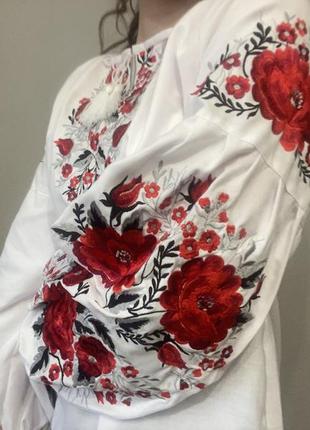 Жіноча вишиванка « багаті троянди» (червоні)2 фото