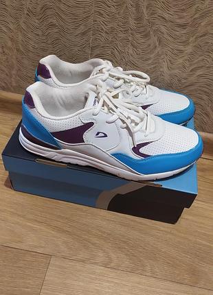 Женские кроссовки demix