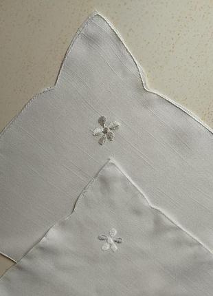 ❤️👌интересные белоснежные льняные салфетки, с фигурными углами и вышивкой🤩 27х27см.