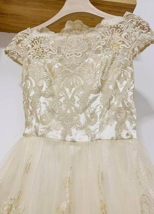 Неймовірно розкішна ошатна якісна вечірня золота сукня chi chi london5 фото