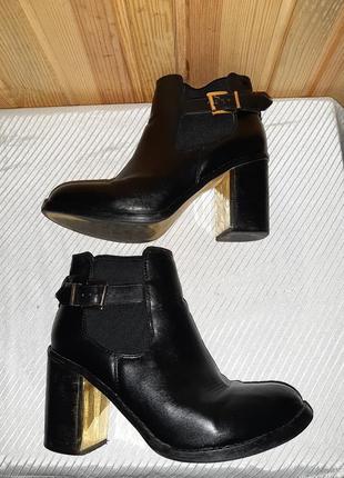 Чёрные деми ботиночки с резинками вставками, пряжечками на каблуке с золотым декором7 фото