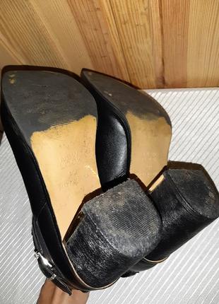 Чорні демі черевички з гумками вставками, пряжечками на підборах з золотим декором9 фото