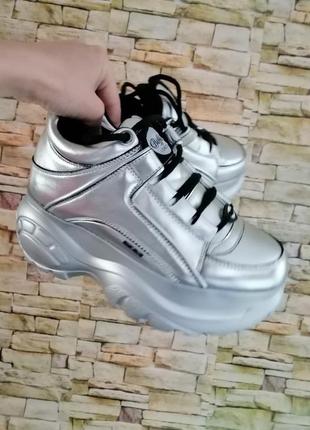 Серебристые кроссовки