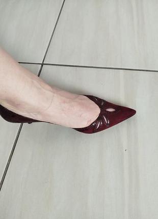 Туфлі трендового винного кольору лодочки бордові