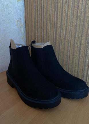Новые черные ботинки