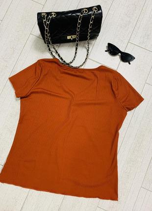 Стильная женская футболка в рубчик терракотового цвета6 фото