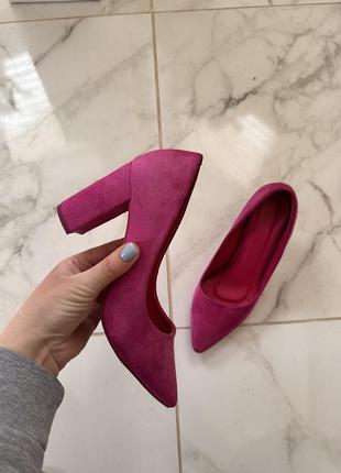 Жіночі туфлі-човники з екозамші кольору фуксії2 фото