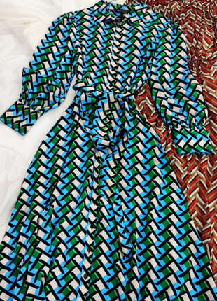Сукня міді на ґудзиках з поясом в геометричний принт marks and spencer1 фото