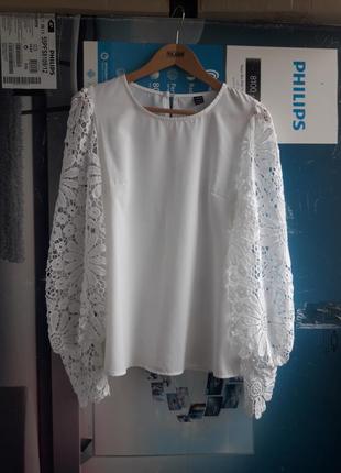 Белоснежная блуза с роскошными кружевными рукавами2 фото