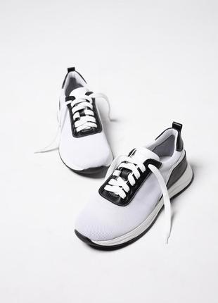 Текстильные белые кроссовки с черными вставками из кожи2 фото