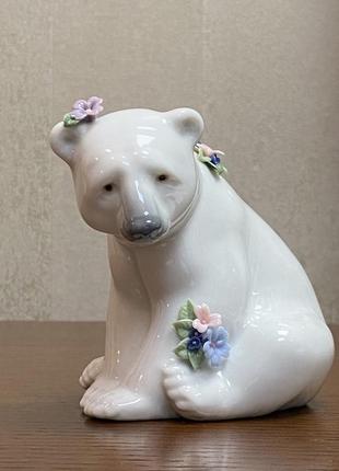 Фарфоровая статуэтка lladro «сидящий полярный медведь с цветами».