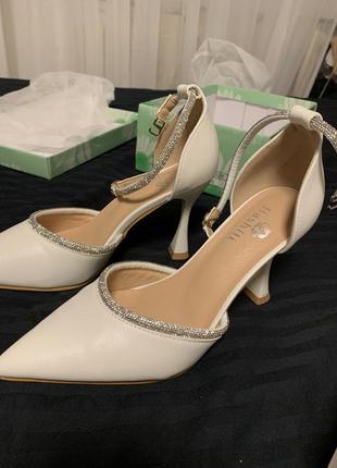 Свадебные туфли новые белые со стразами 36 размер2 фото