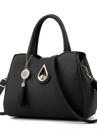 Женская сумка чорная кожаная с брелком средних размеров