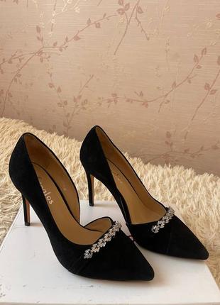 Чорні замшеві туфлі на шпильці з прикрасою2 фото