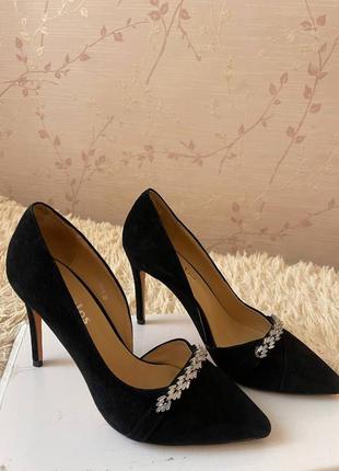Чорні замшеві туфлі на шпильці з прикрасою3 фото
