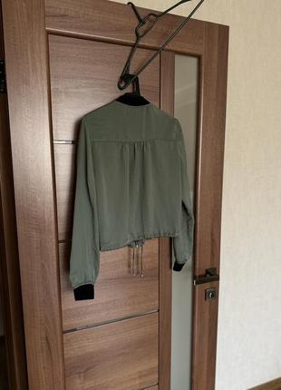 Стильный бомбер ветровка куртка bershka размер s оливковый цвет, хаки3 фото