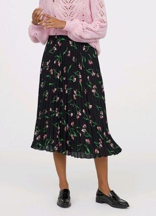 Чёрная плиссированная юбка в мелкий розовый цветочный принт h&amp;m( размер 34)1 фото