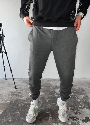 Темно серые спортивные штаны мужские с полосками4 фото