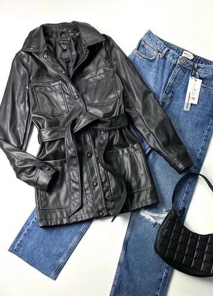 Черный удлиненный кожаный пиджак с поясом