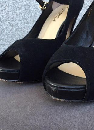 Классические замшевые туфли iskrina на ремешке с открытым носиком на узкую ногу8 фото
