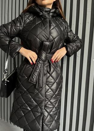 Стильное женское весеннее пальто глянцевое в ромбик с поясом необычное на силиконе из плащёвки2 фото