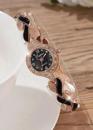 Жіночий кварцовий наручний годинник золотистий на чорному циферблаті чорно-золотистий сталевий ремінець3 фото