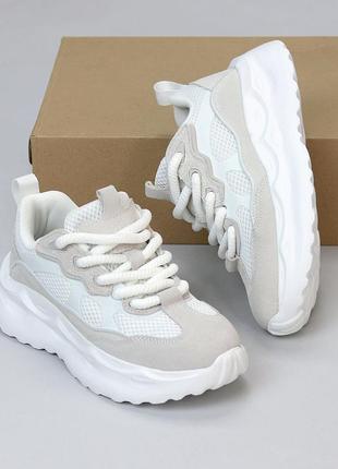 Натуральные замшевые белые с серым кроссовки с текстильными вставками