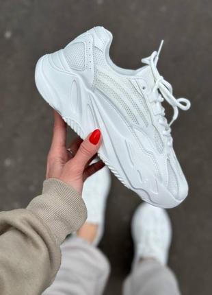 Білі жіночі кросівки