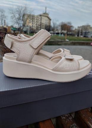 Оригинальные кожаные босоножки ecco flowt wedge3 фото