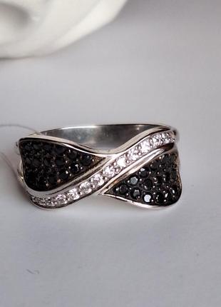 Кольцо серебряное в виде бантика с черными камнями