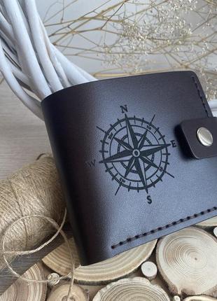 Шкіряний гаманець з гравіюванням компас | коричневий