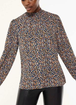 Полупрозрачная блуза с гофрированным горлом и цветочным принтом1 фото