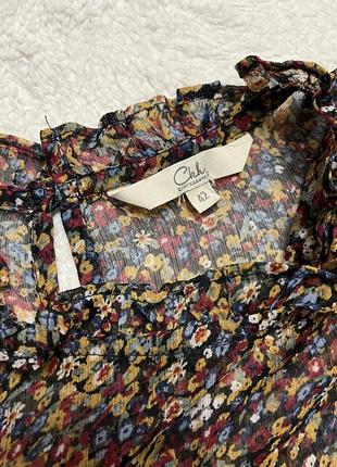 Полупрозрачная блуза с гофрированным горлом и цветочным принтом5 фото