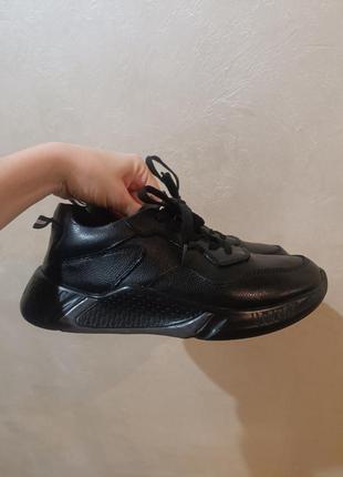 Чорні шкіряні повномірні легкі кросівки розмір 39