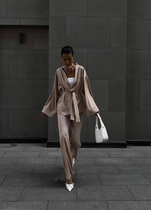 Атласный костюм халат кимоно с поясом рукава клеш штаны палаццо комплект бежевый черный розовый классический трендовый стильный