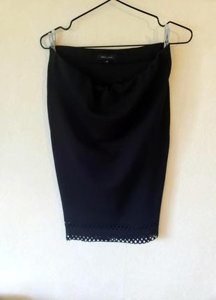 Черная стрейчевая миди юбка карандаш с лазерной окантовкой4 фото