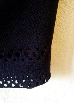 Черная стрейчевая миди юбка карандаш с лазерной окантовкой3 фото