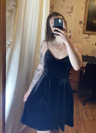 Чорна сукня на тонких бретелях4 фото