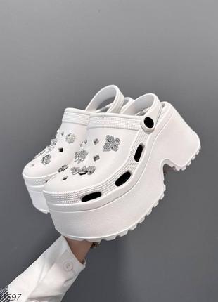 Крокси сабо з джибітсами білі на високій підошві платформі танкетці масивній