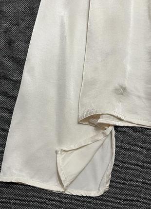 Сатиновая однотонная блузка прямого кроя в кремовом цвете10 фото