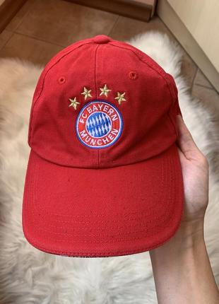Кепка у червоному кольорі на хлопчика