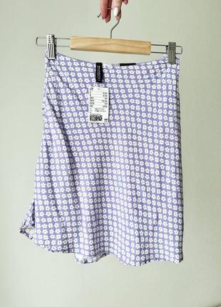 Лиловая мини юбка h&amp;m в цветочный принт а-силуэт, легкая3 фото