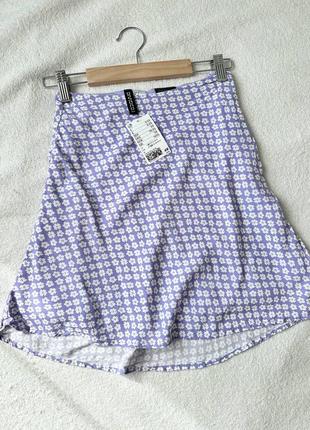 Лиловая мини юбка h&amp;m в цветочный принт а-силуэт, легкая2 фото