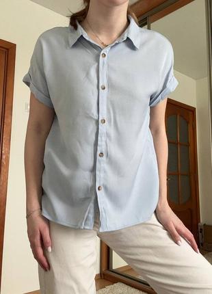 Голубая рубашка с воротничком, легкая, летняя, короткий рукав1 фото
