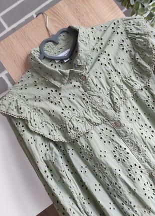 Warehouse фисташковая блуза из прошвы, винтажный стиль, рубашка с рюшами, рубашка кружево9 фото